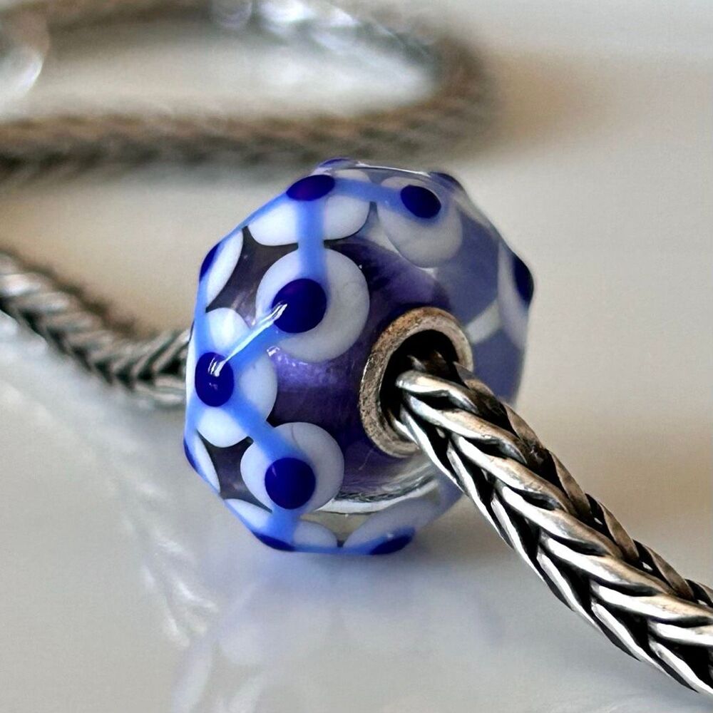 TROLLBEADS Blue & White Lines & Dots Unique LAA 925S NEW! Textured o/ Plum Base